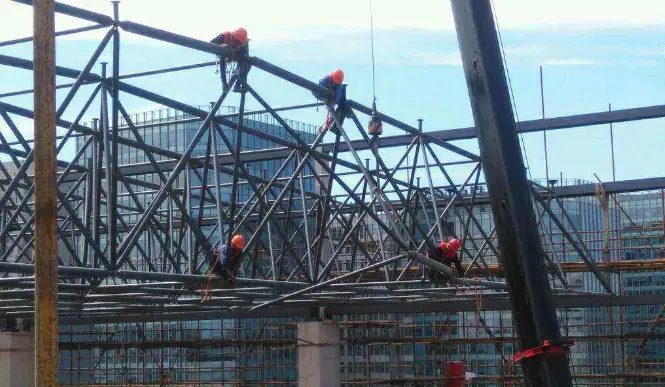 德令哈论网架装配施工中搭设脚手架应当留神的事故